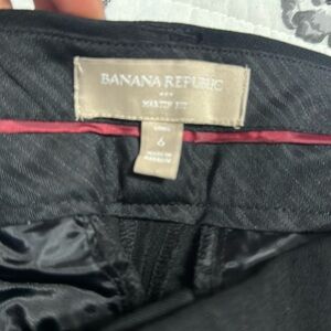 Women’s banana republic dress pants . Size 6 long , never worn. Martin fit .